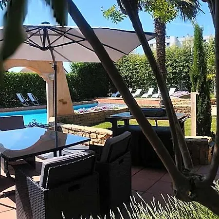 Champenois Bed & Breakfast 4*