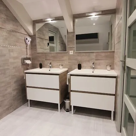 Nocleg ze śniadaniem Champenois 4*